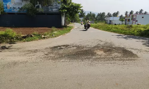 குண்டும் குழியுமான சாலை