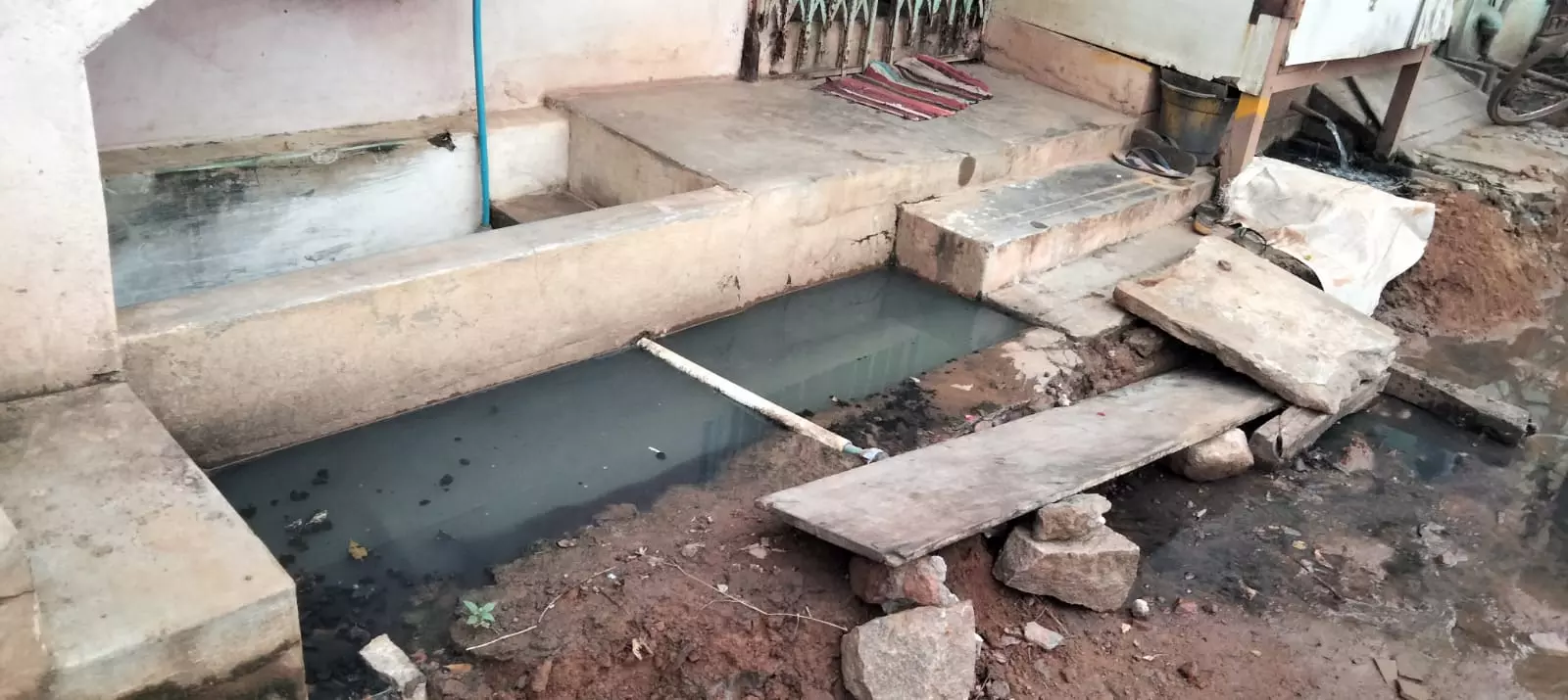 தேங்கி நிற்கும் கழிவுநீர் தேங்கி நிற்கும் கழிவுநீர்