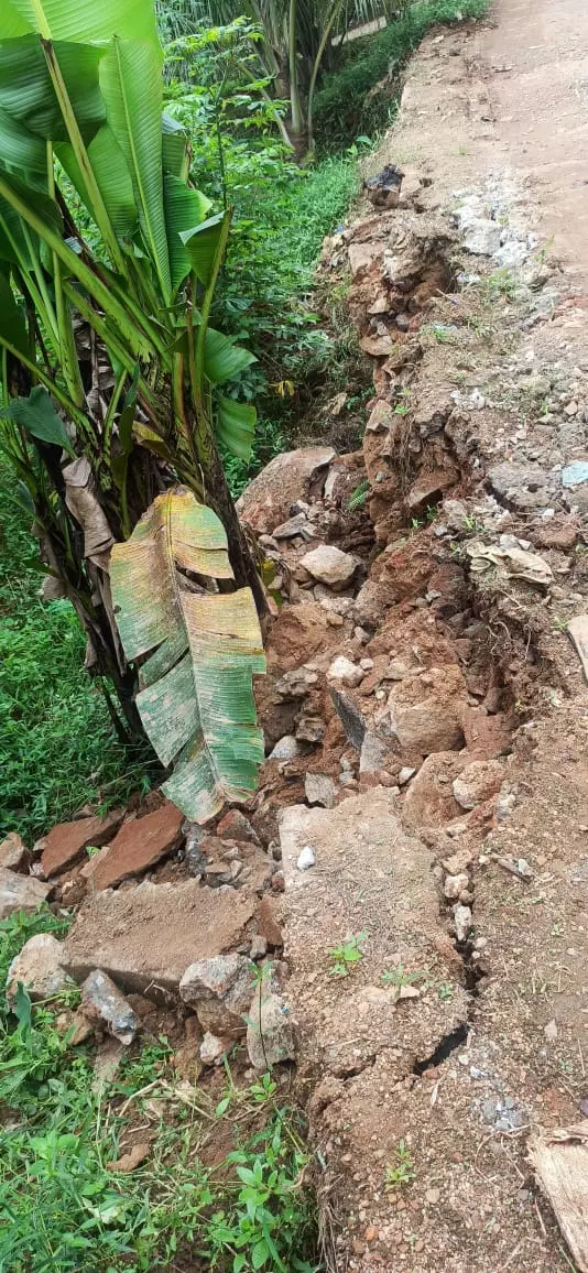 உடைந்த தடுப்பு சுவர் உடைந்த தடுப்பு சுவர்