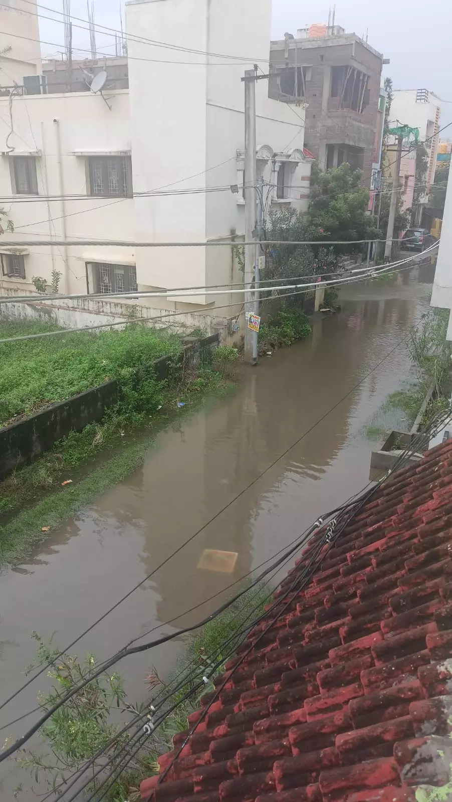 மழைநீரில் மிதக்கும் குடியிருப்புகள்