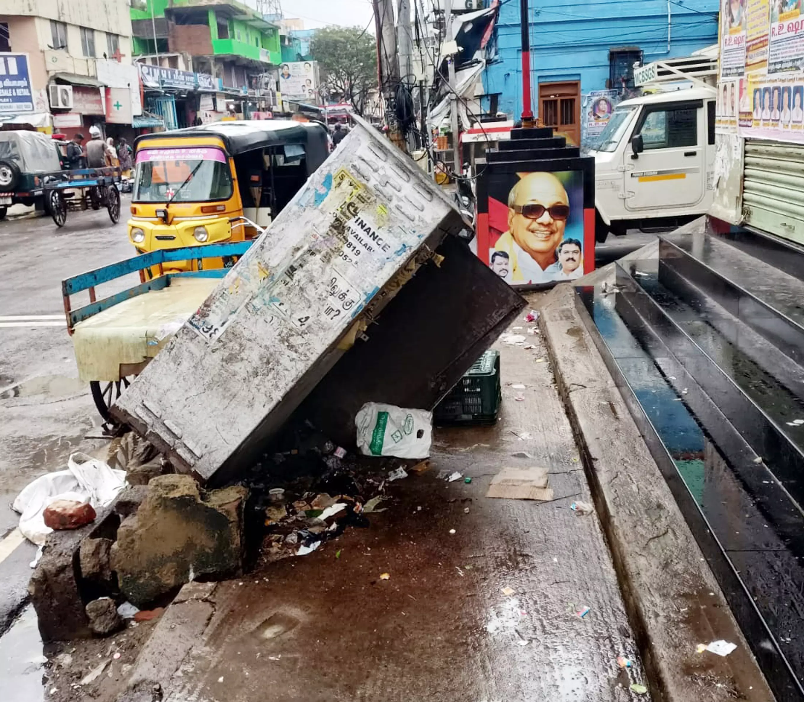 சாய்ந்த நிலையில் மின் இணைப்பு பெட்டி