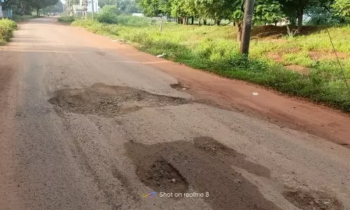 குண்டும் குழியுமான சாலை