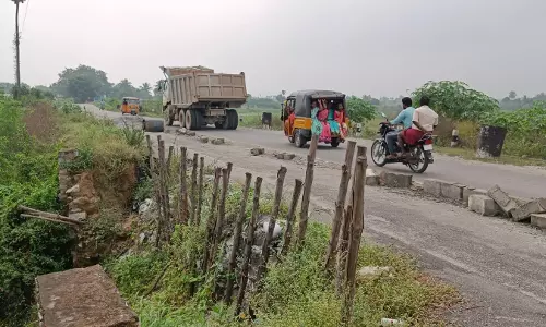 சேதமான சாலையை சீரமைக்க வேண்டும் சேதமான சாலையை சீரமைக்க வேண்டும்
