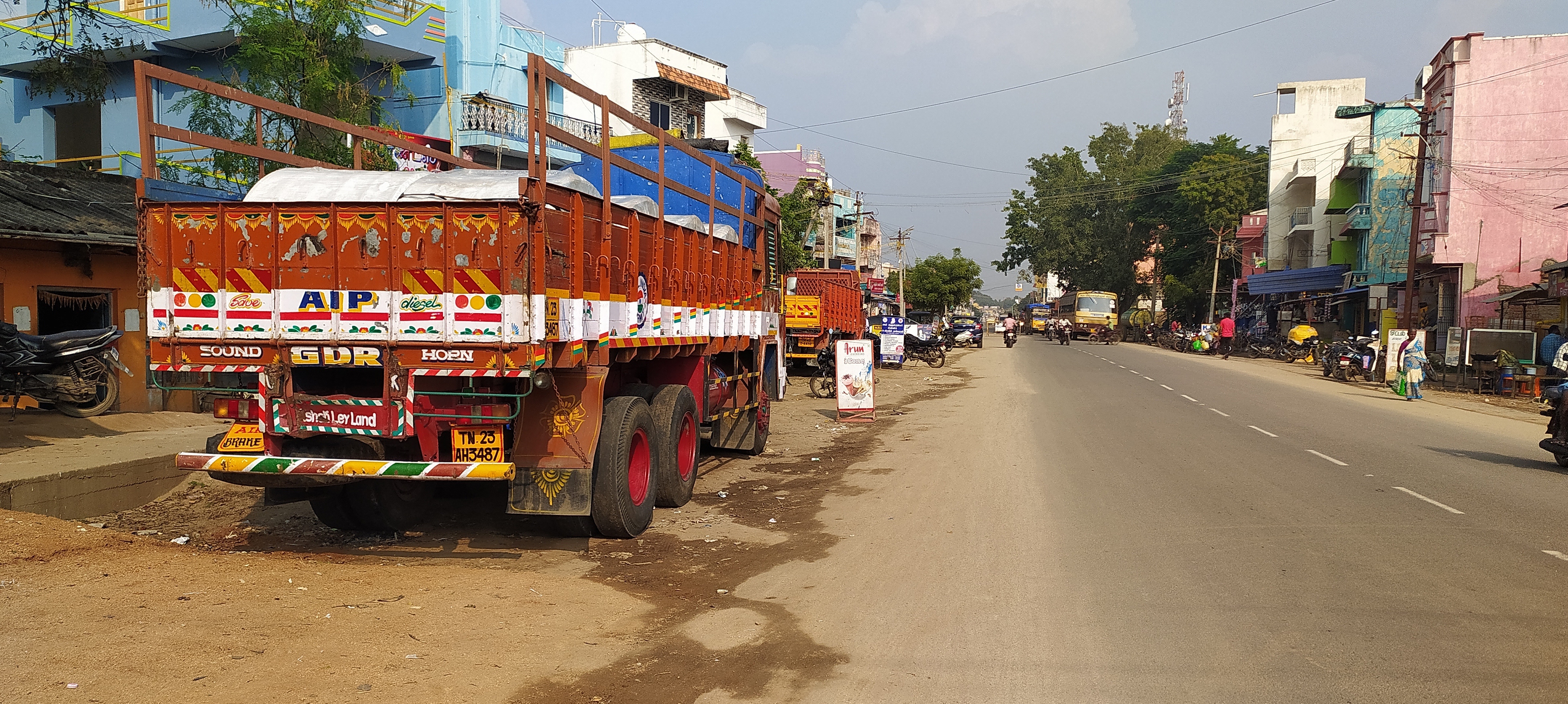 சாலையோரம் நிறுத்தப்படும் லாரிகளால் விபத்து