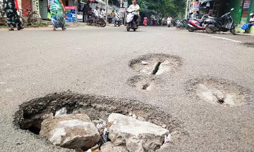 பள்ளங்களை சரி செய்வார்களா? பள்ளங்களை சரி செய்வார்களா?