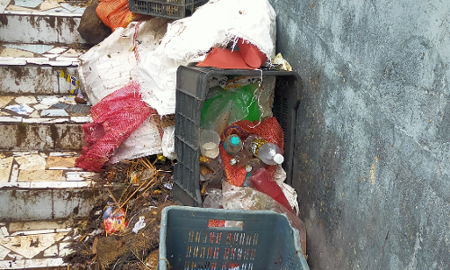 கடைகளுக்கு செல்ல இடையூறு கடைகளுக்கு செல்ல இடையூறு