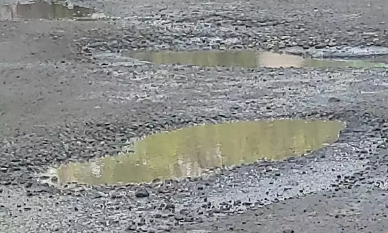 சாலை நடுவே ஆபத்தான பள்ளங்கள் சாலை நடுவே ஆபத்தான பள்ளங்கள்