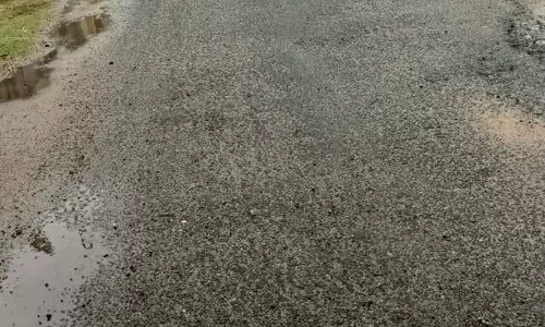 குண்டும் குழியுமான தார் சாலை குண்டும் குழியுமான தார் சாலை