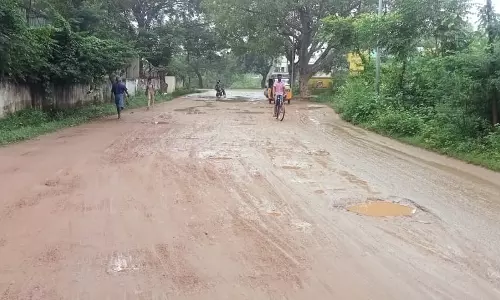 சேறும் சகதியுமான சாலை சேறும் சகதியுமான சாலை