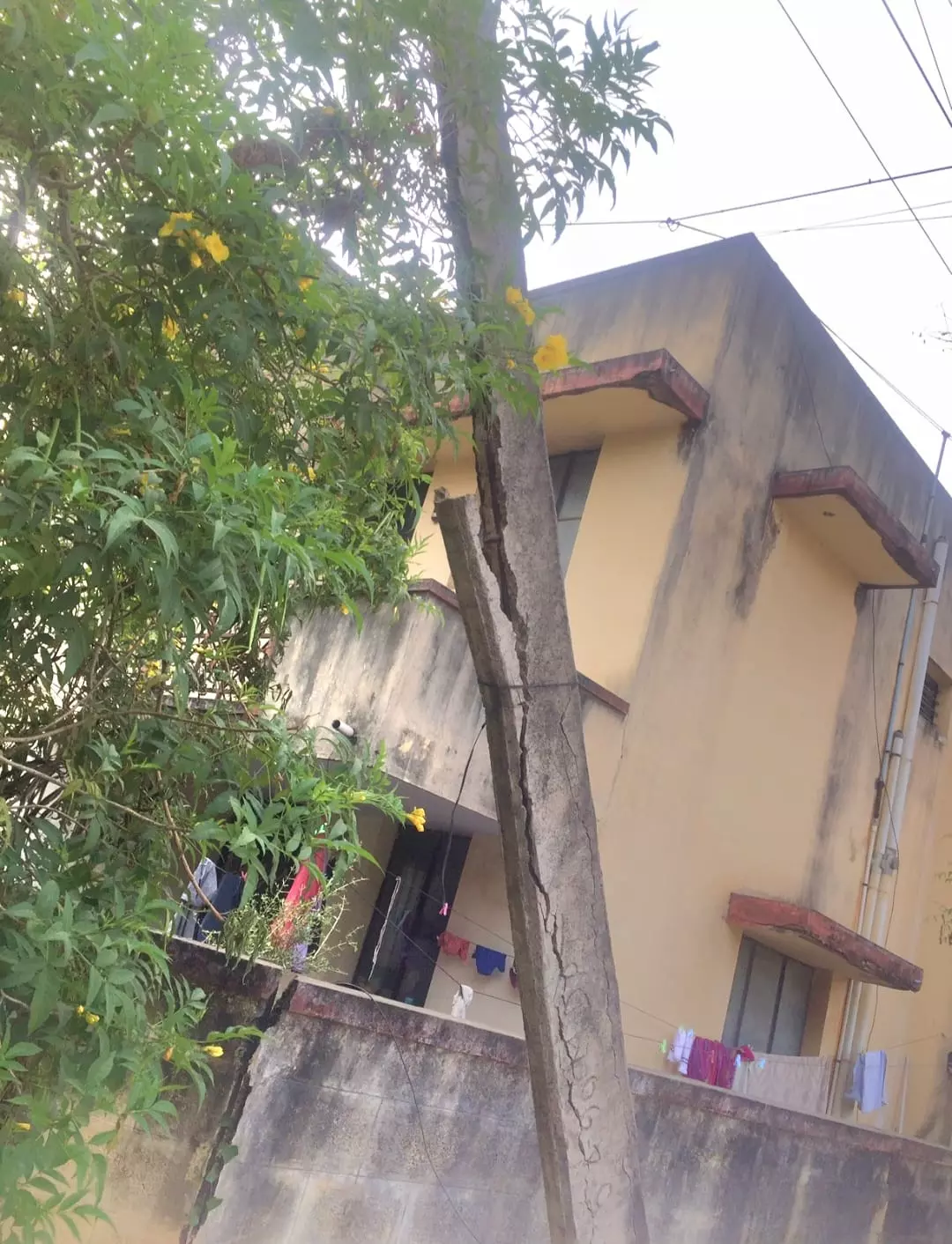 ஆபத்தான மின்கம்பம் ஆபத்தான மின்கம்பம்