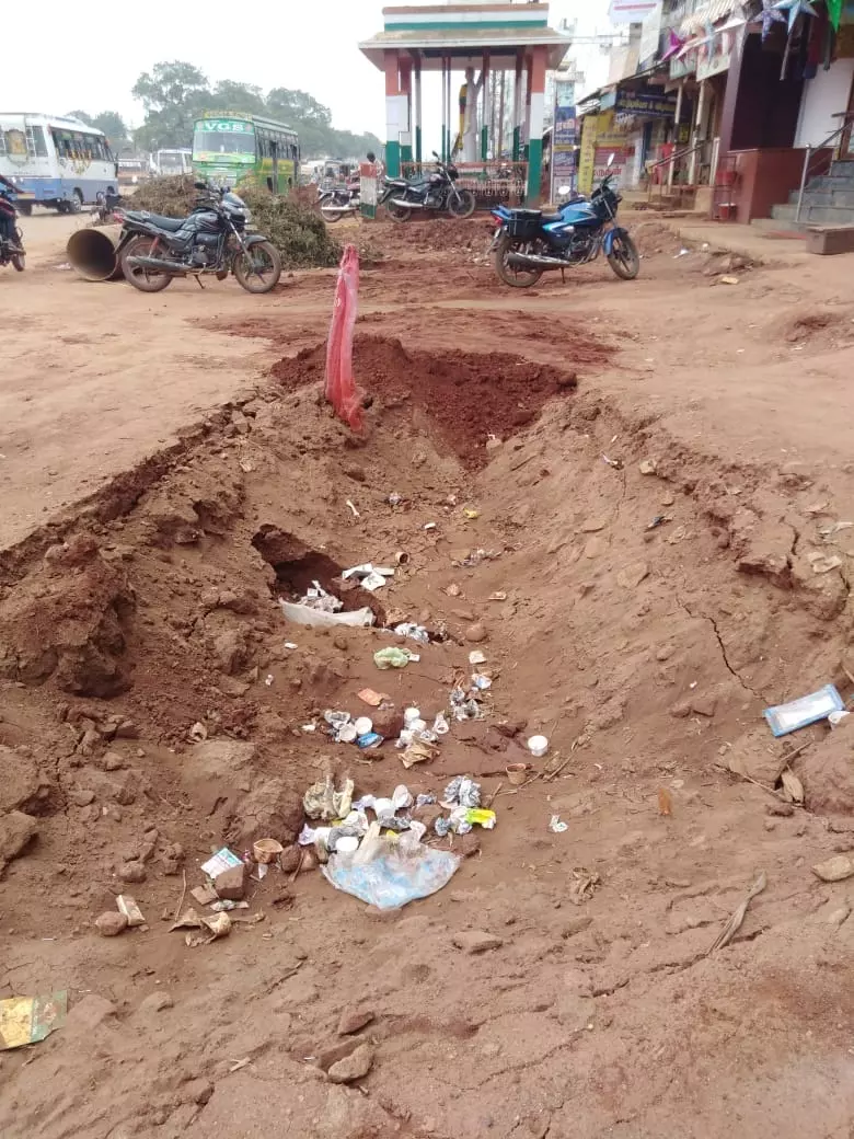 கிடப்பில் போடப்பட்ட குடிநீர் திட்ட பணி கிடப்பில் போடப்பட்ட குடிநீர் திட்ட பணி