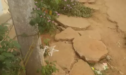 சேதமடைந்த சாலை சேதமடைந்த சாலை