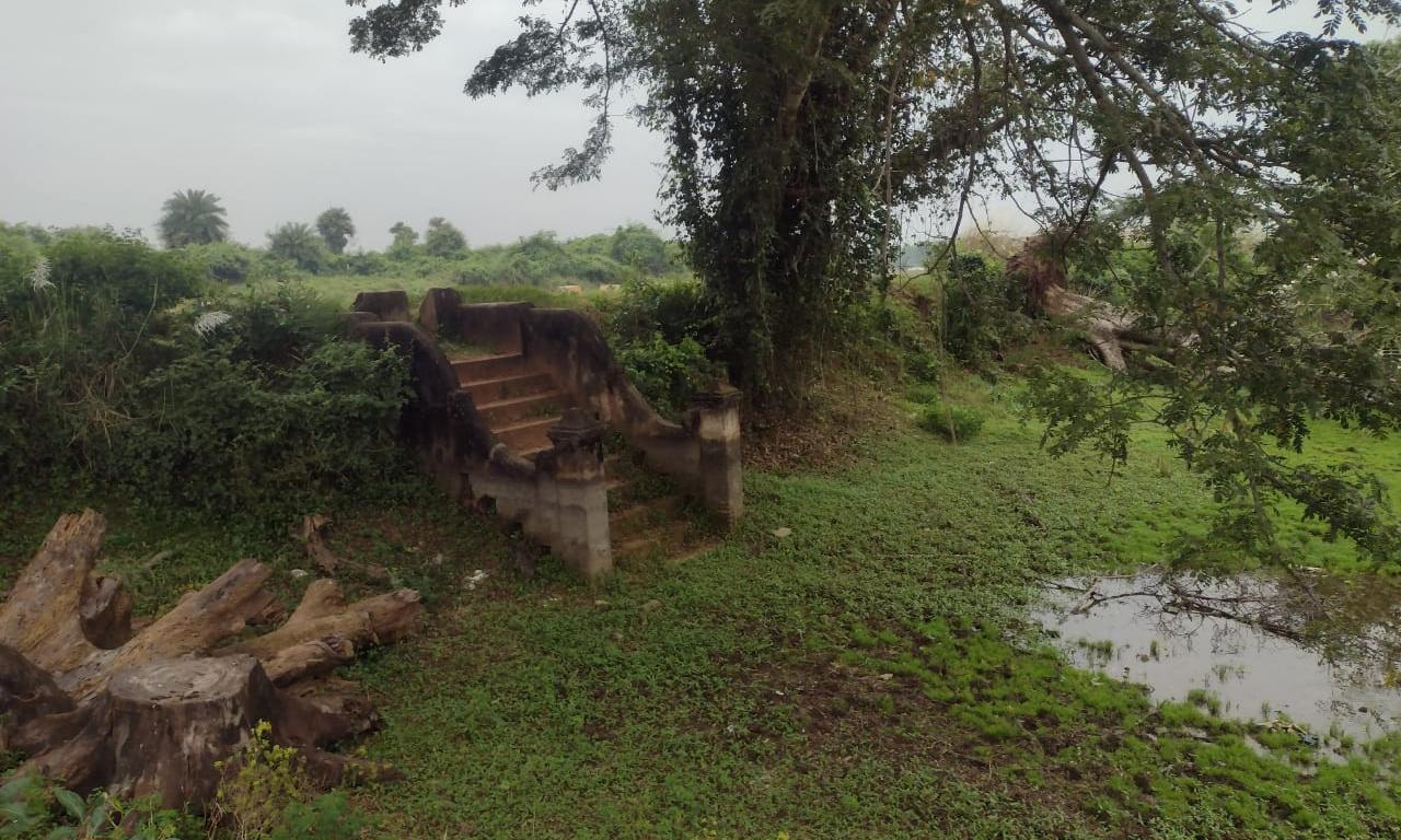 தண்ணீரின்றி வறண்ட குளம் தண்ணீரின்றி வறண்ட குளம்