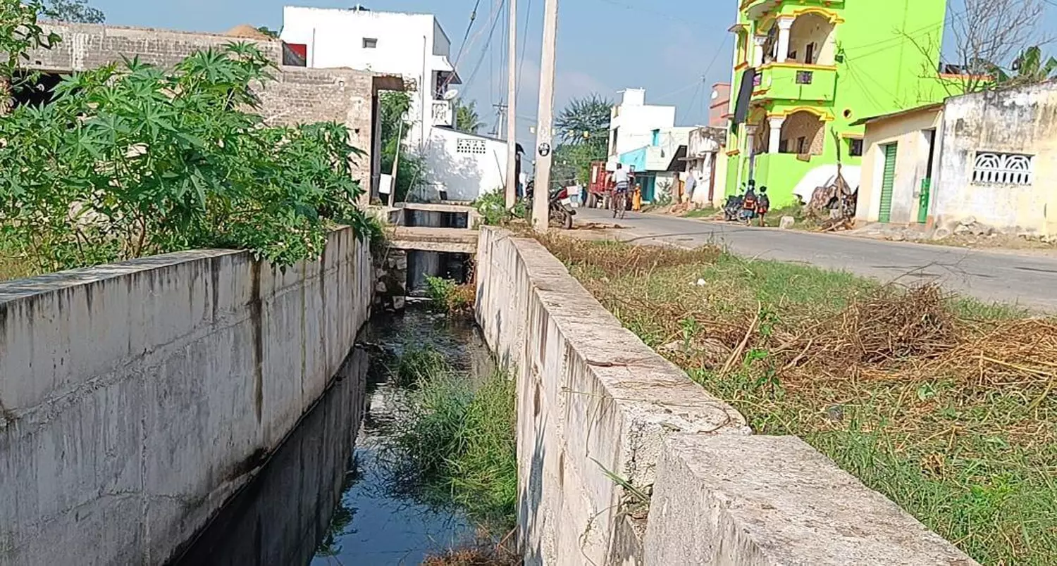 திறந்தவெளி கால்வாயை மூட வேண்டும் திறந்தவெளி கால்வாயை மூட வேண்டும்
