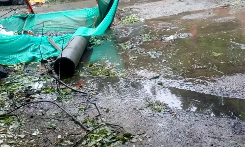 சாலையில் ஓடும் கழிவுநீர்