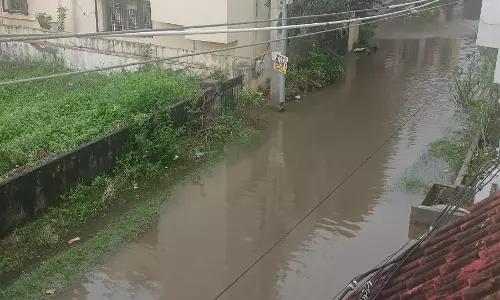 மழைநீரில் மிதக்கும் குடியிருப்புகள்