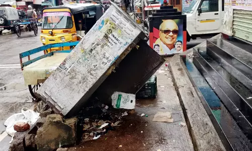 சாய்ந்த நிலையில் மின் இணைப்பு பெட்டி