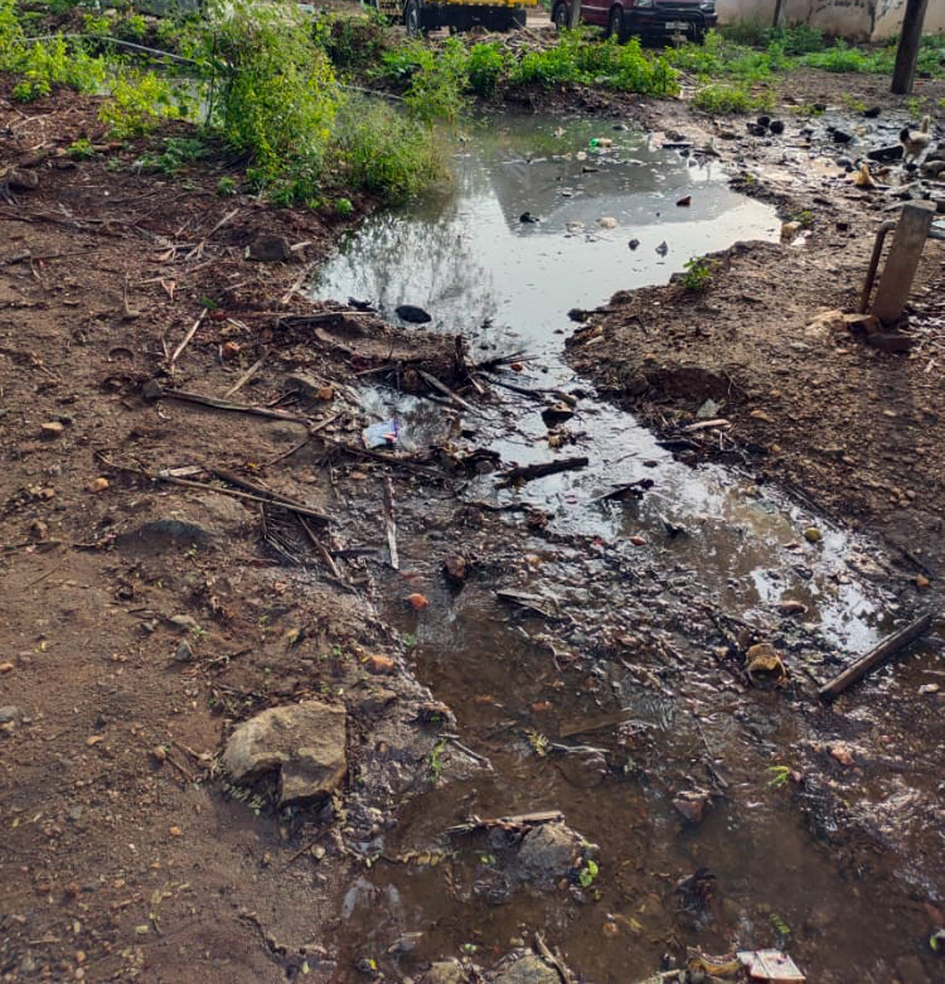 தேங்கி நிற்கும் கழிவுநீர் தேங்கி நிற்கும் கழிவுநீர்