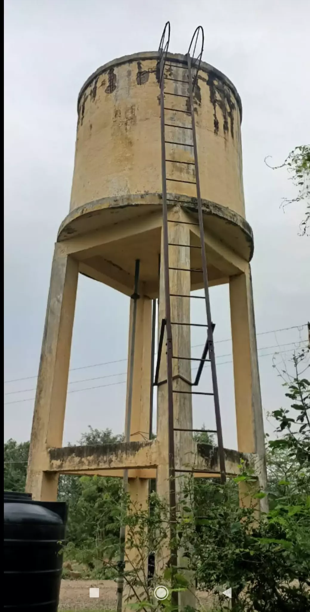 இடிந்து விழும் நிலையில் குடிநீர்தொட்டி இடிந்து விழும் நிலையில் குடிநீர்தொட்டி