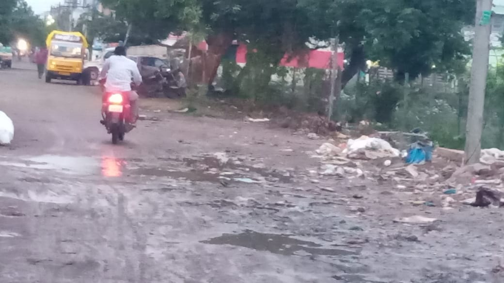 சாலையில் செல்லும் கழிவுநீர் சாலையில் செல்லும் கழிவுநீர்