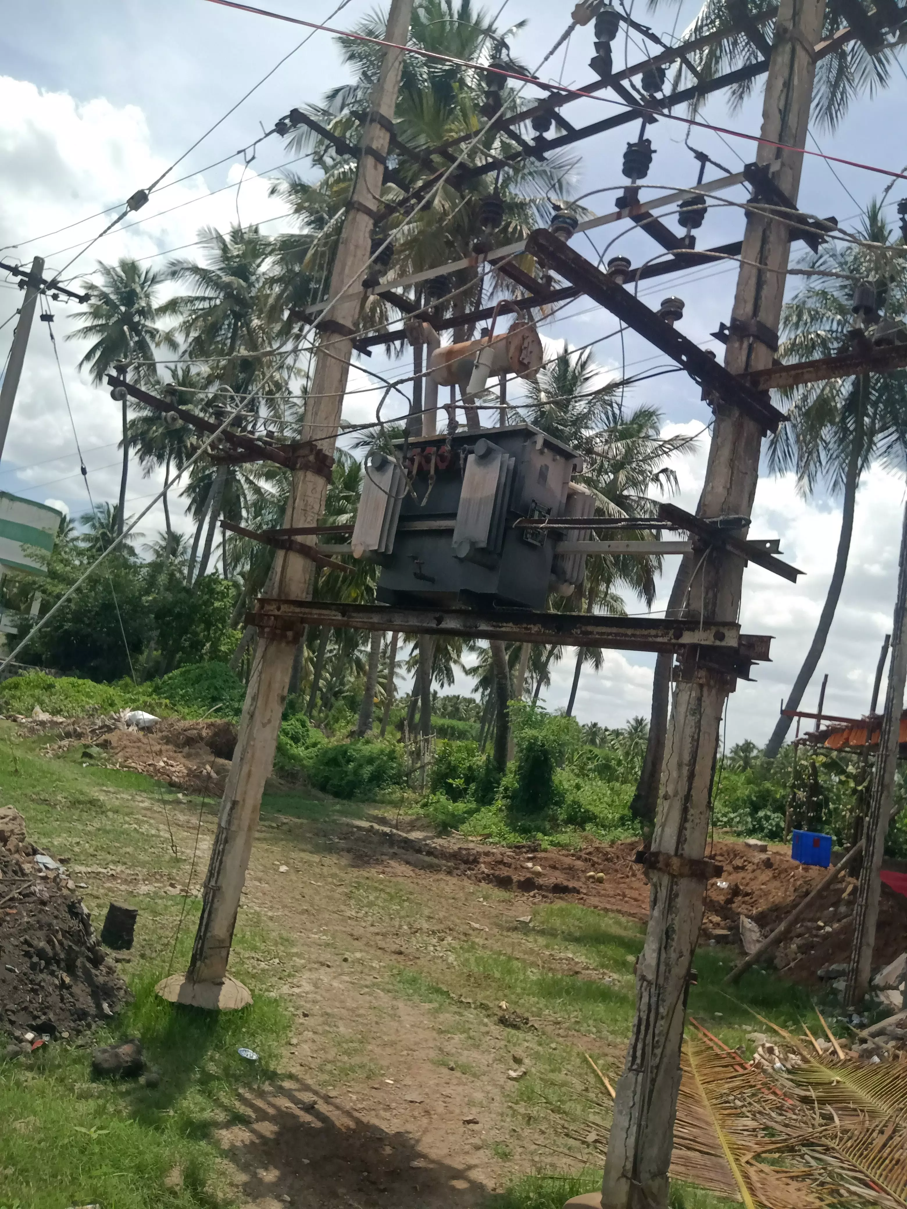 ஆபத்தான நிலையில் மின்மாற்றி