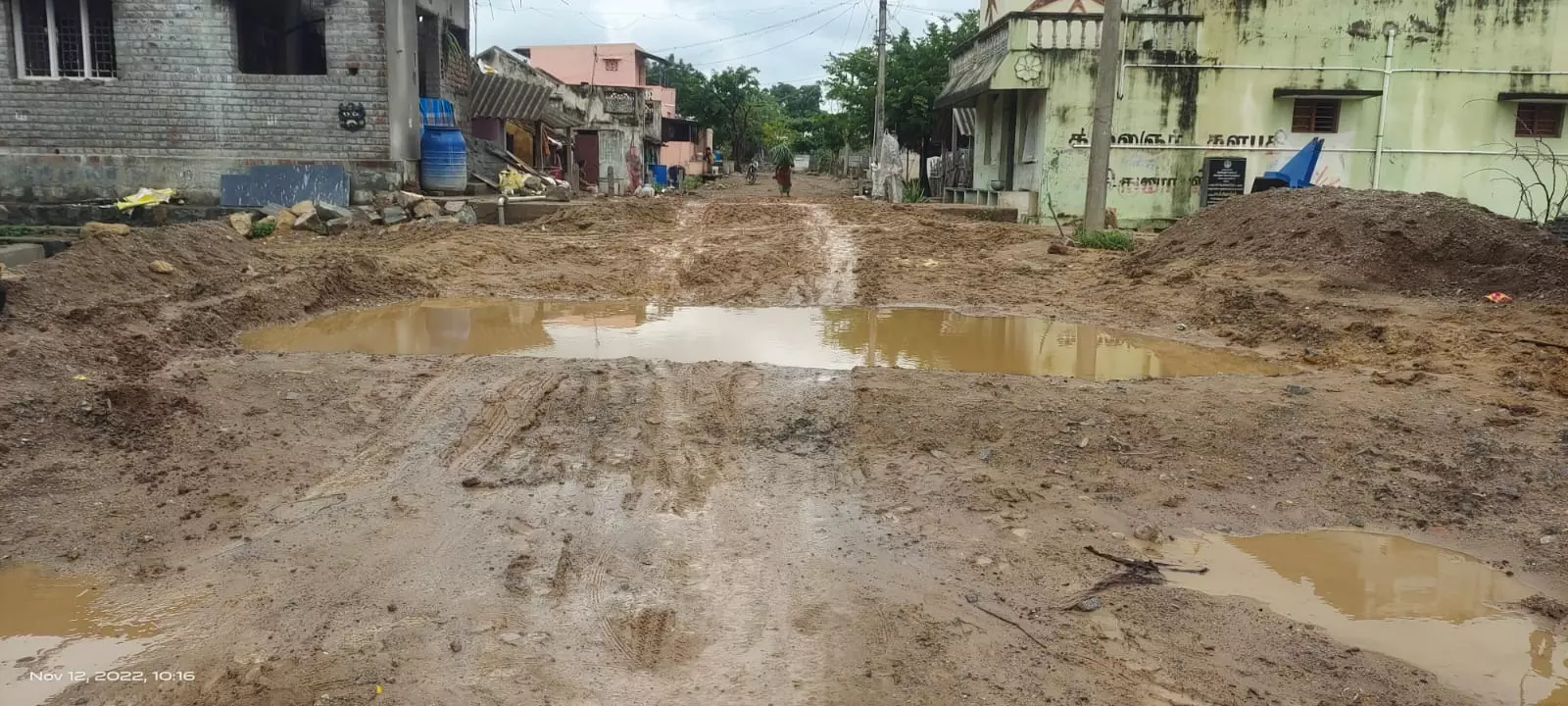 குளமாகமாறிய சாலை குளமாகமாறிய சாலை