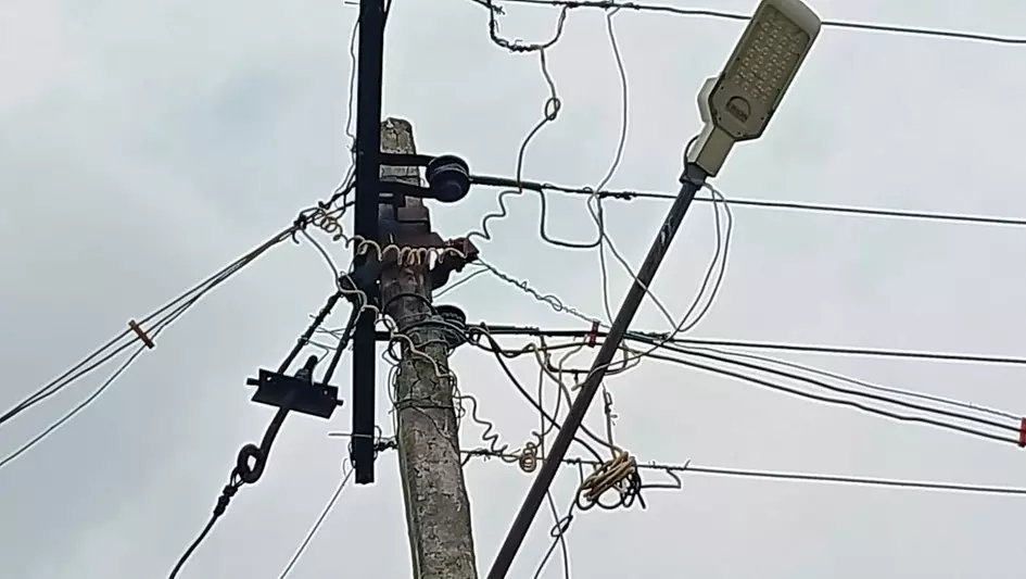 பழுதடைந்த மின்கம்பம் பழுதடைந்த மின்கம்பம்