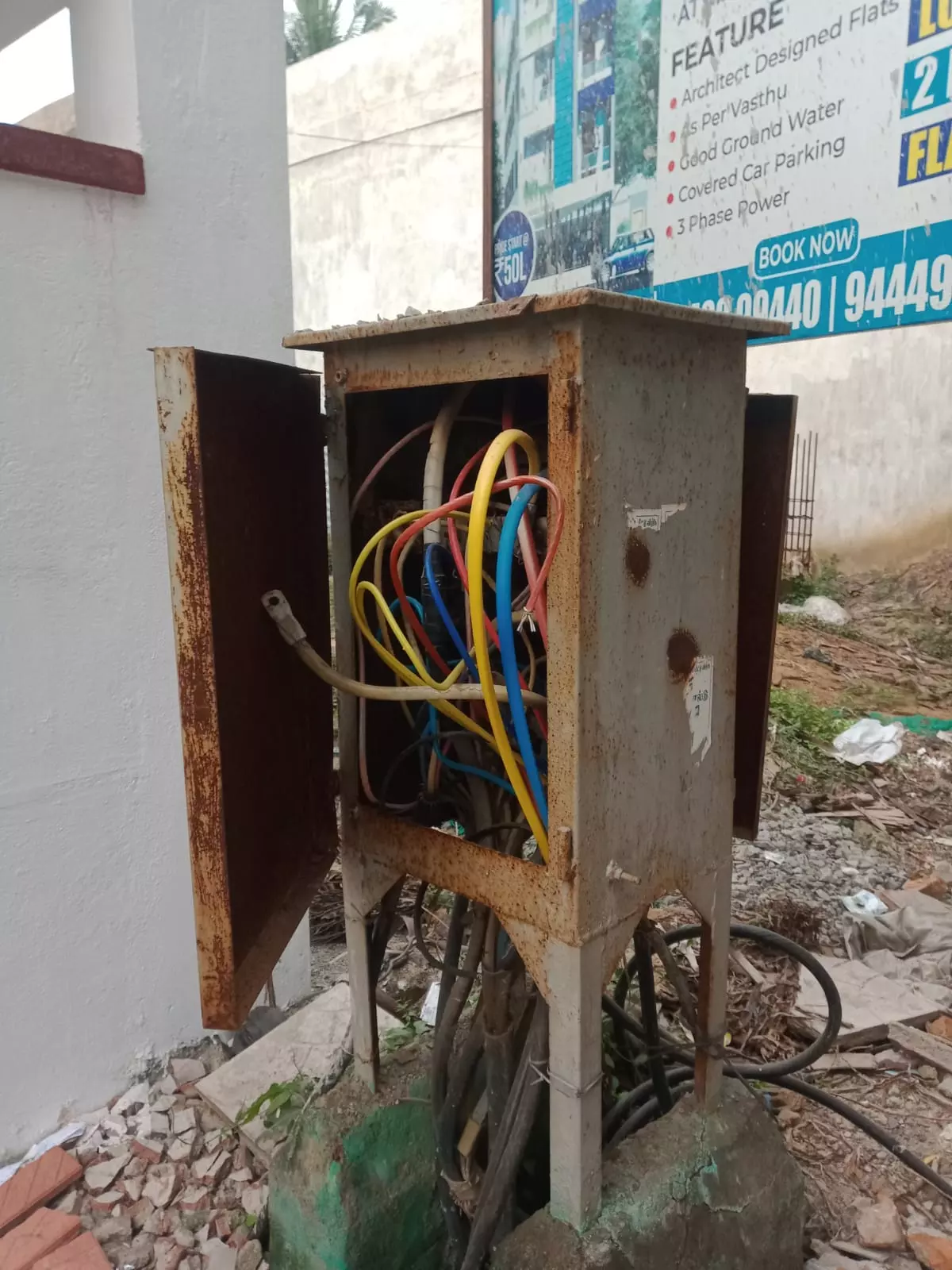 திறந்த நிலையில் மின் இணைப்பு பெட்டி திறந்த நிலையில் மின் இணைப்பு பெட்டி