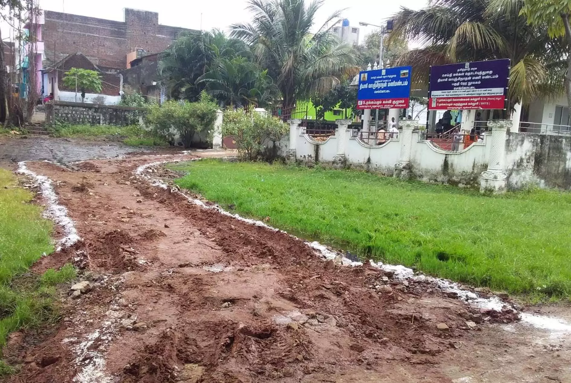 சேறும் சகதியுமான சாலை