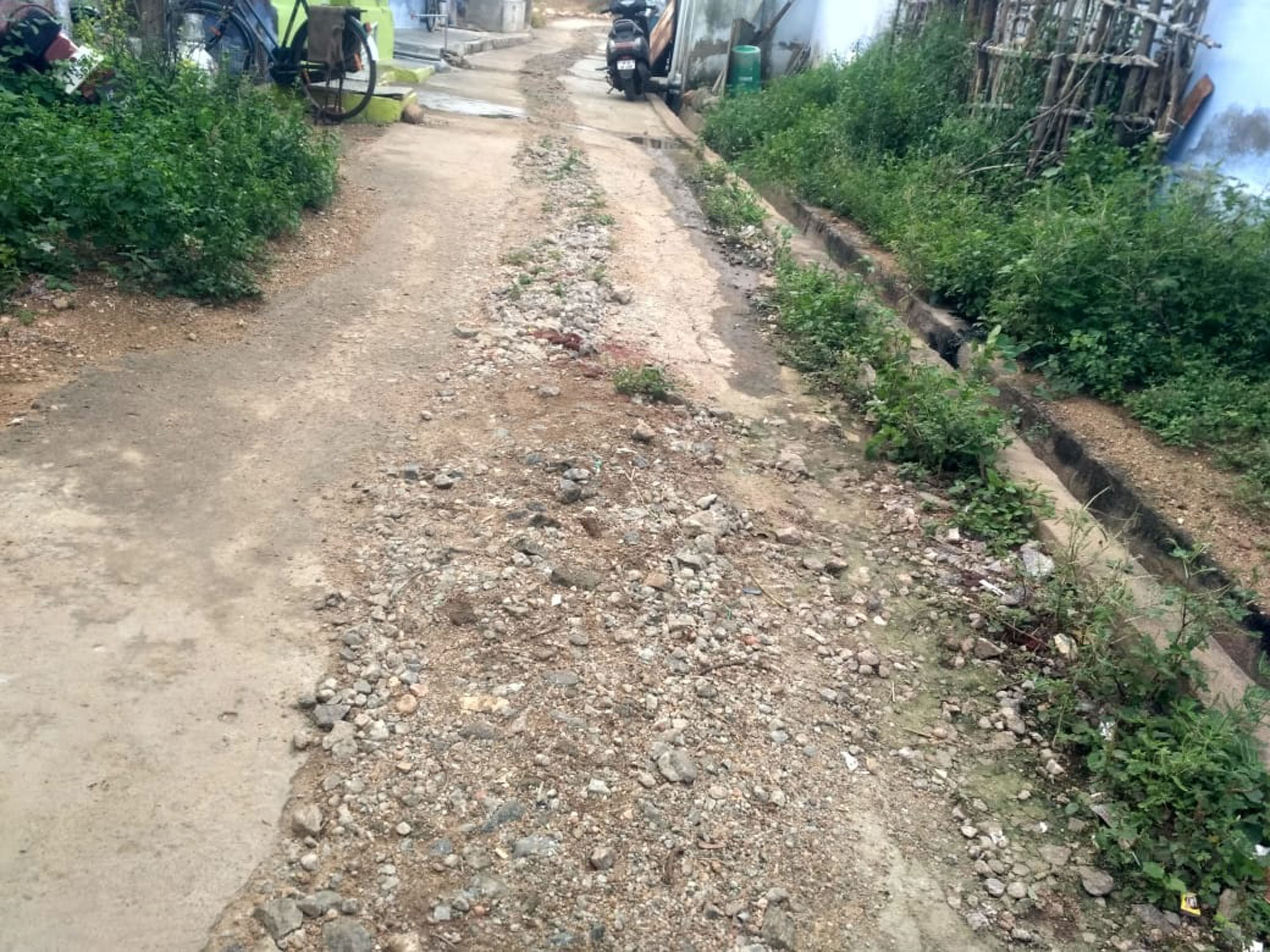 குண்டும் குழியுமான சாலை குண்டும் குழியுமான சாலை