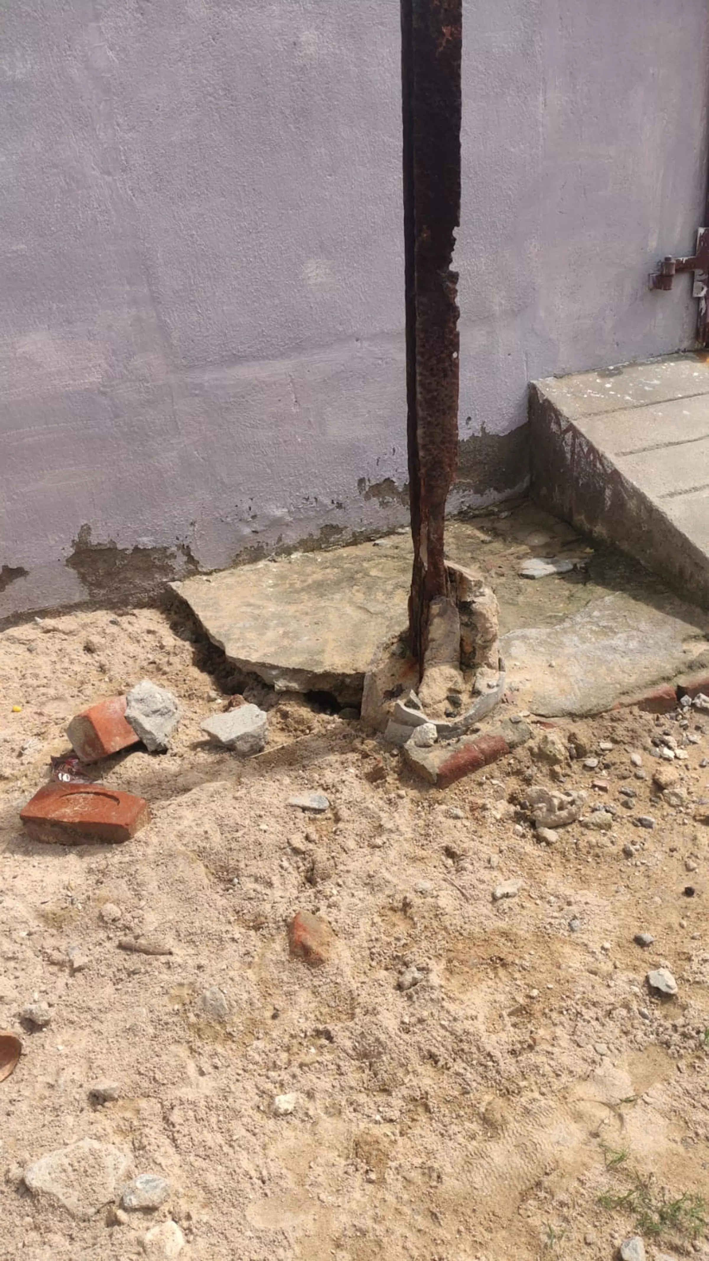 ஆபத்தான மின்கம்பம்