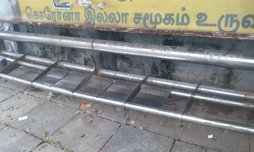 சேதமடைந்த பஸ் நிறுத்தம்