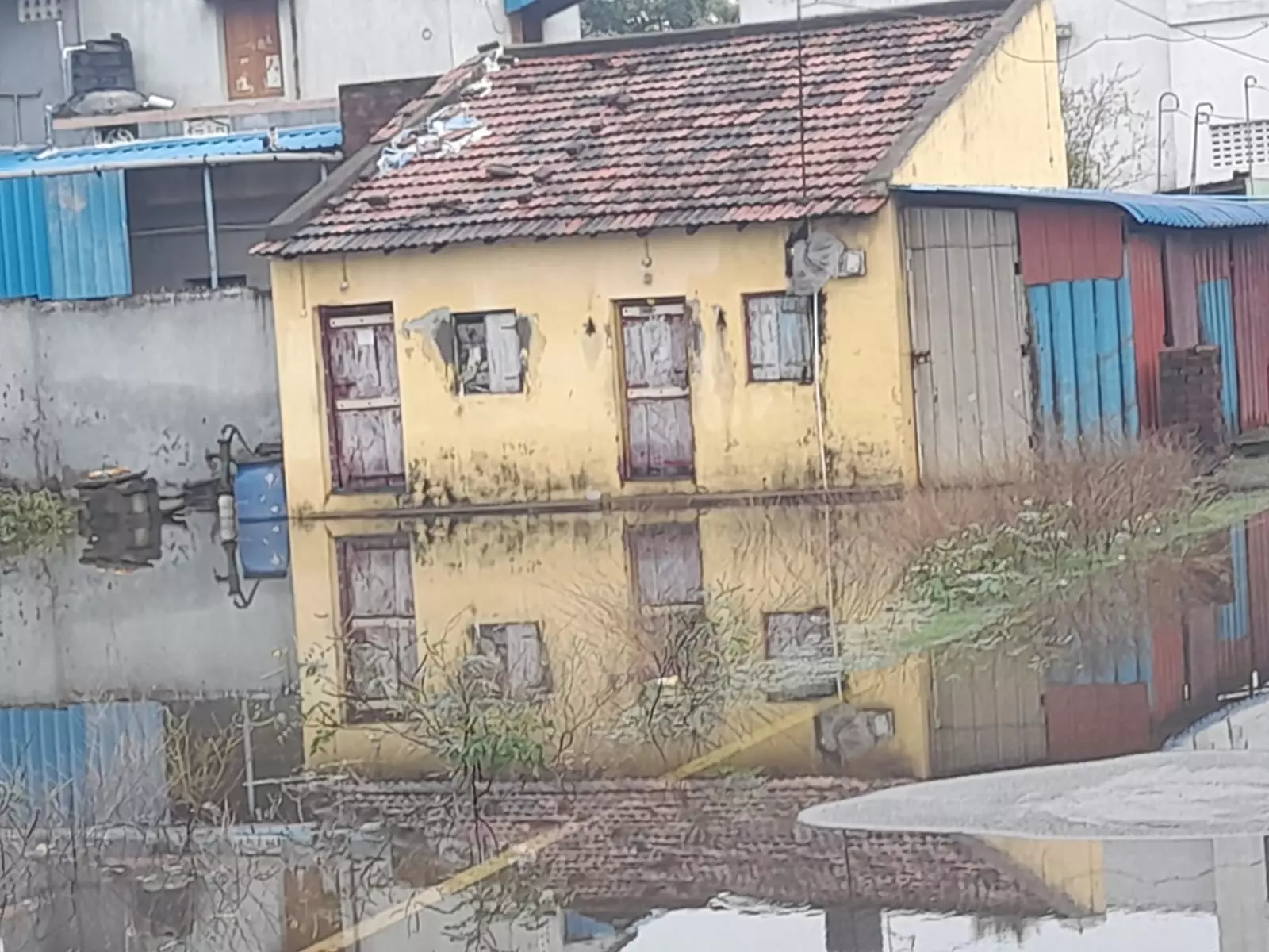 குடியிருப்புகளில் மழைநீர்