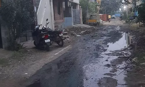 சாலையில் தேங்கும் கழிவுநீர் சாலையில் தேங்கும் கழிவுநீர்