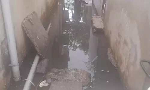 மழைநீரோடு கலக்கும் கழிவுநீரும் மழைநீரோடு கலக்கும் கழிவுநீரும்