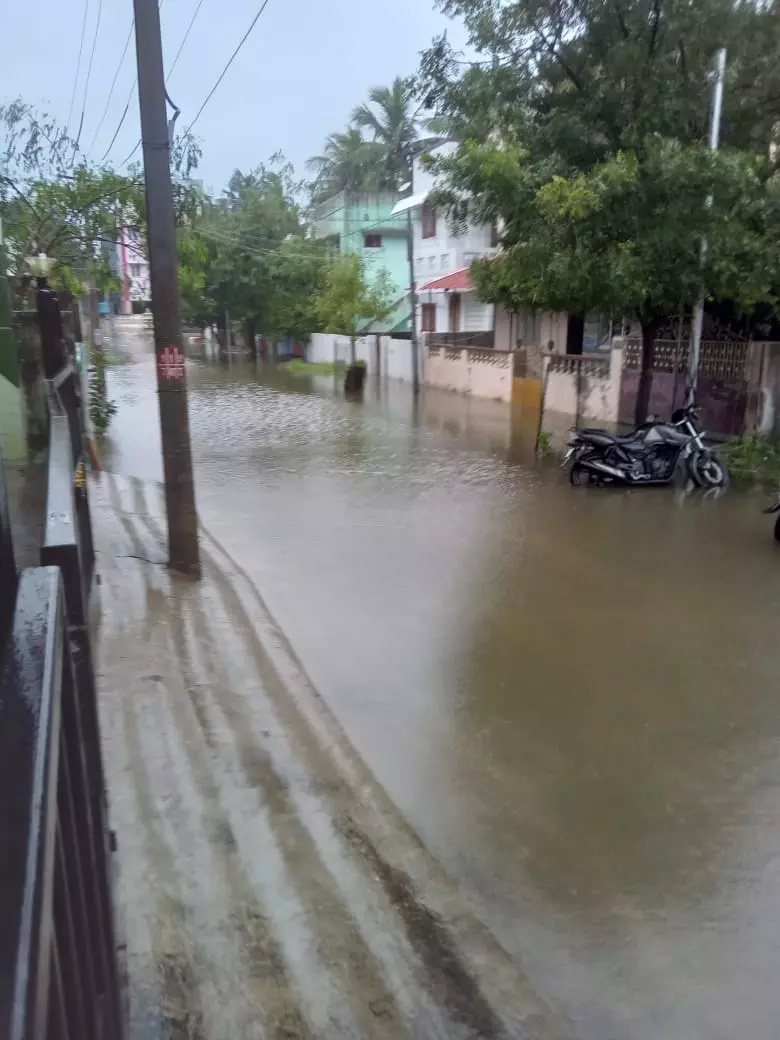 மழைநீரில் மூழ்கிய சாலை மழைநீரில் மூழ்கிய சாலை