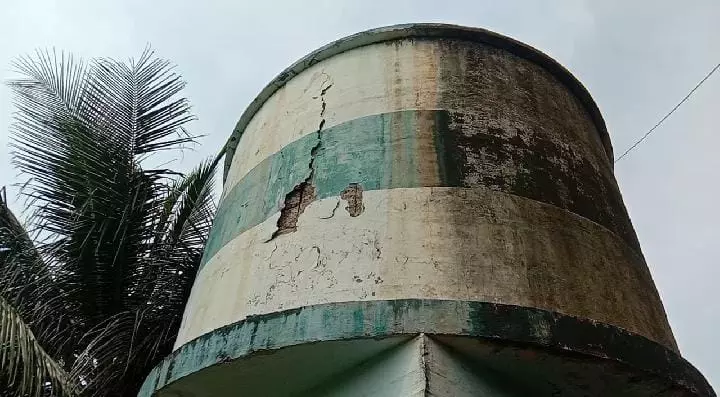 பள்ளி வளாகத்தில் இடிந்து விழும் நிலையில் மேல்நிலை குடிநீர் தொட்டி பள்ளி வளாகத்தில் இடிந்து விழும் நிலையில் மேல்நிலை குடிநீர் தொட்டி