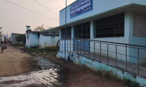 ஊராட்சி மன்ற அலுவலகம் முன்பு தேங்கும் கழிவுநீர் ஊராட்சி மன்ற அலுவலகம் முன்பு தேங்கும் கழிவுநீர்