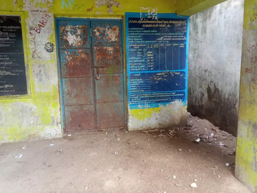 இடிந்து விழும் நிலையில் ரேஷன் கடை கட்டிடம்