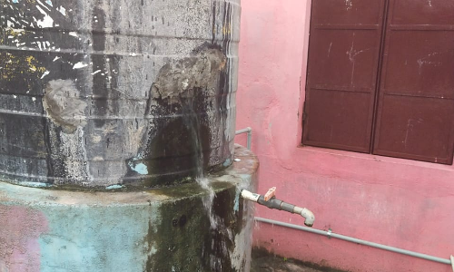 சேதமடைந்த குடிநீர் தொட்டி