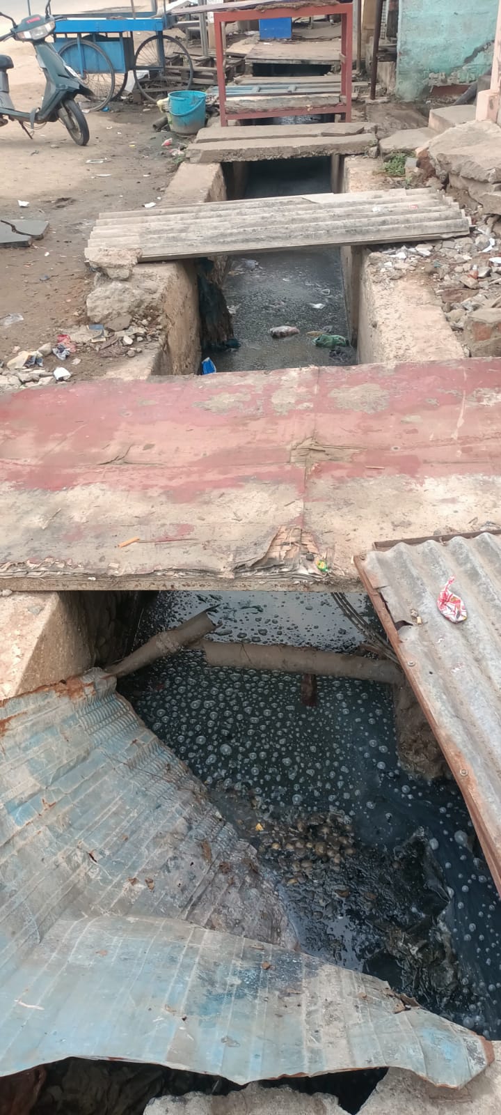 திறந்து கிடக்கும் கழிவுநீர் வாய்க்கால்