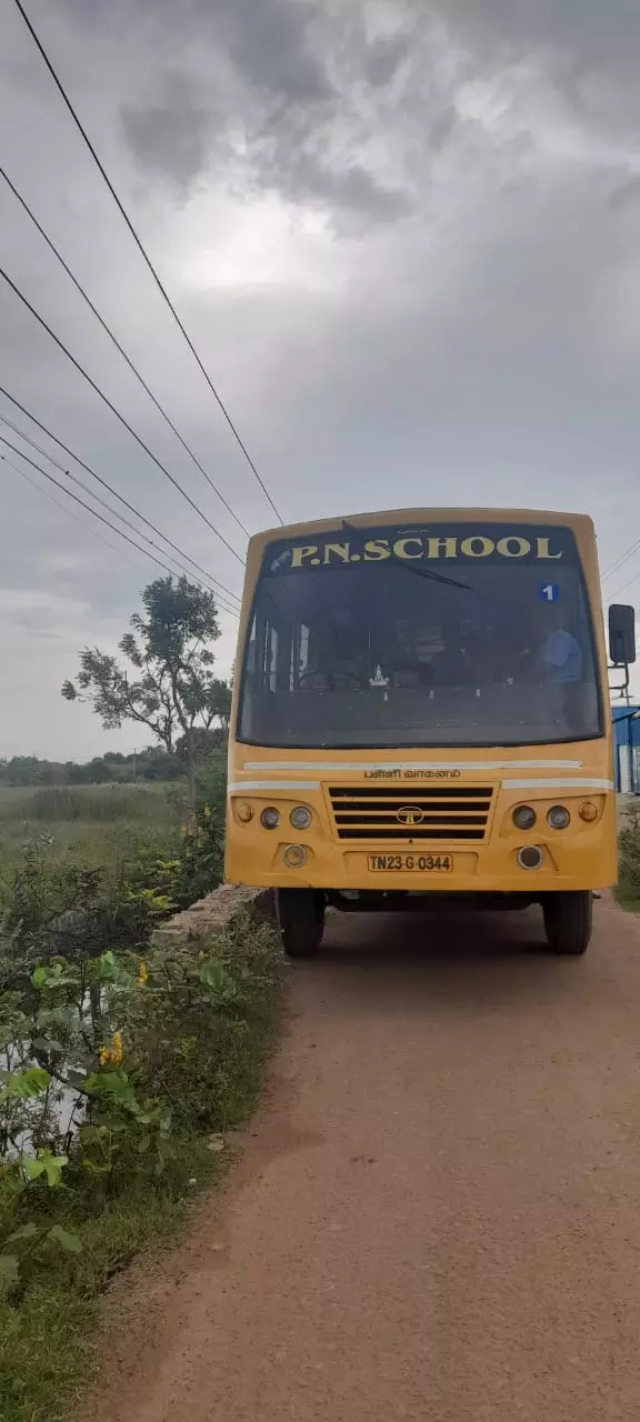 தாழ்வாக செல்லும் மின்கம்பிகள்