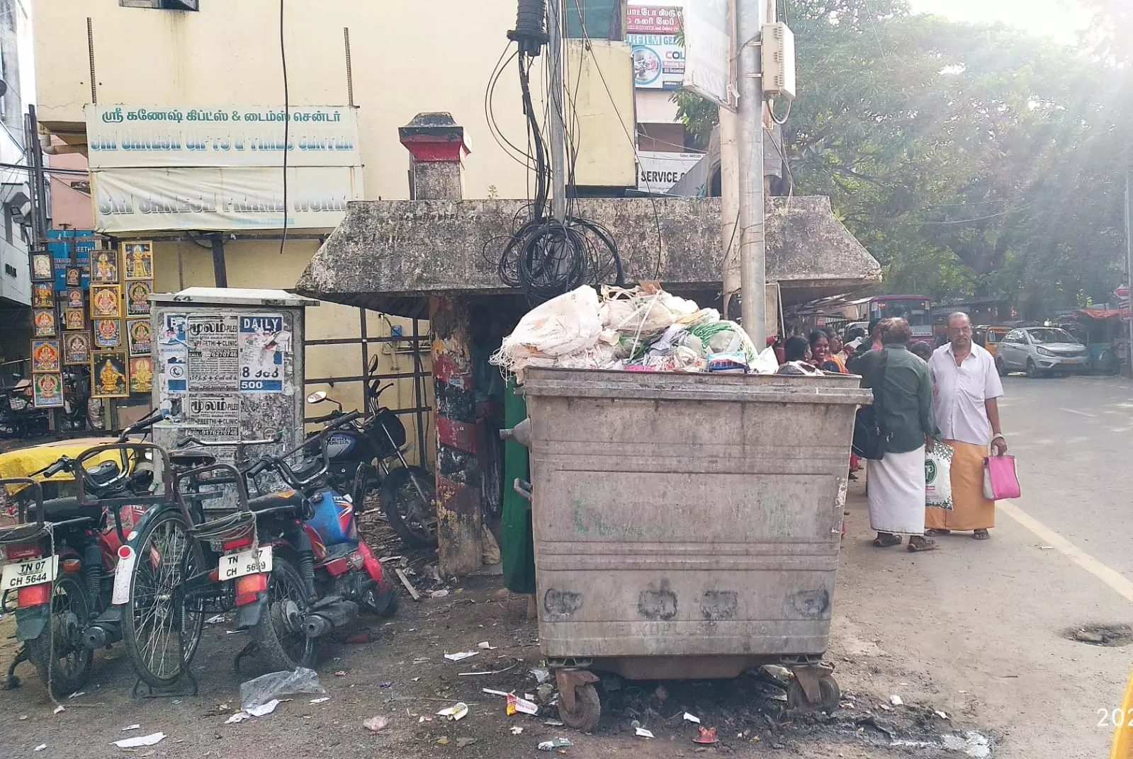 சேதமடைந்த நிழற்குடையும்; குப்பை தொட்டியும்