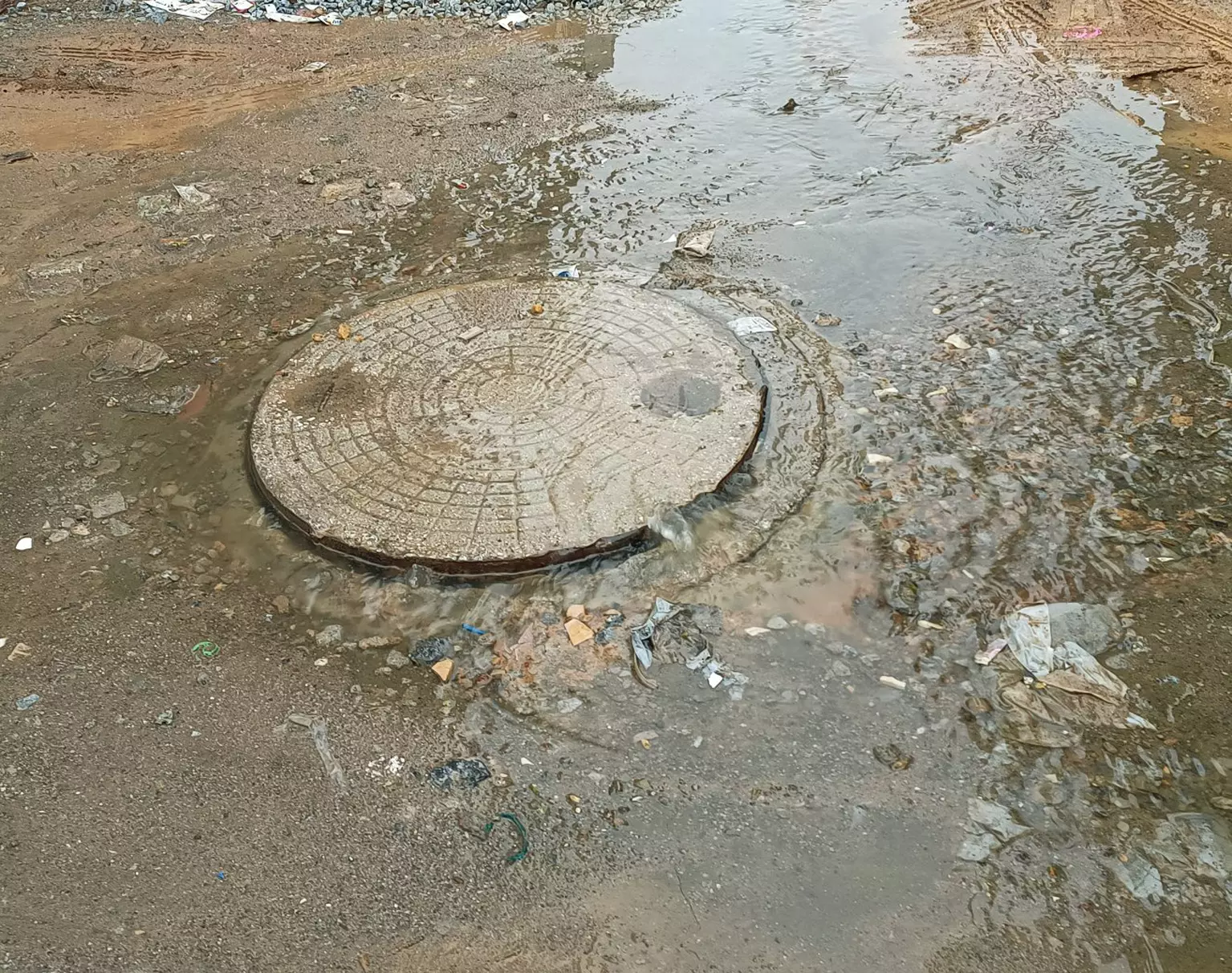 ஆறுபோல் ஓடும் கழிவுநீர்