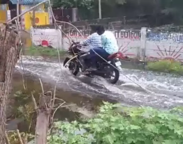 சாலையில் தேங்கும் மழைநீர்