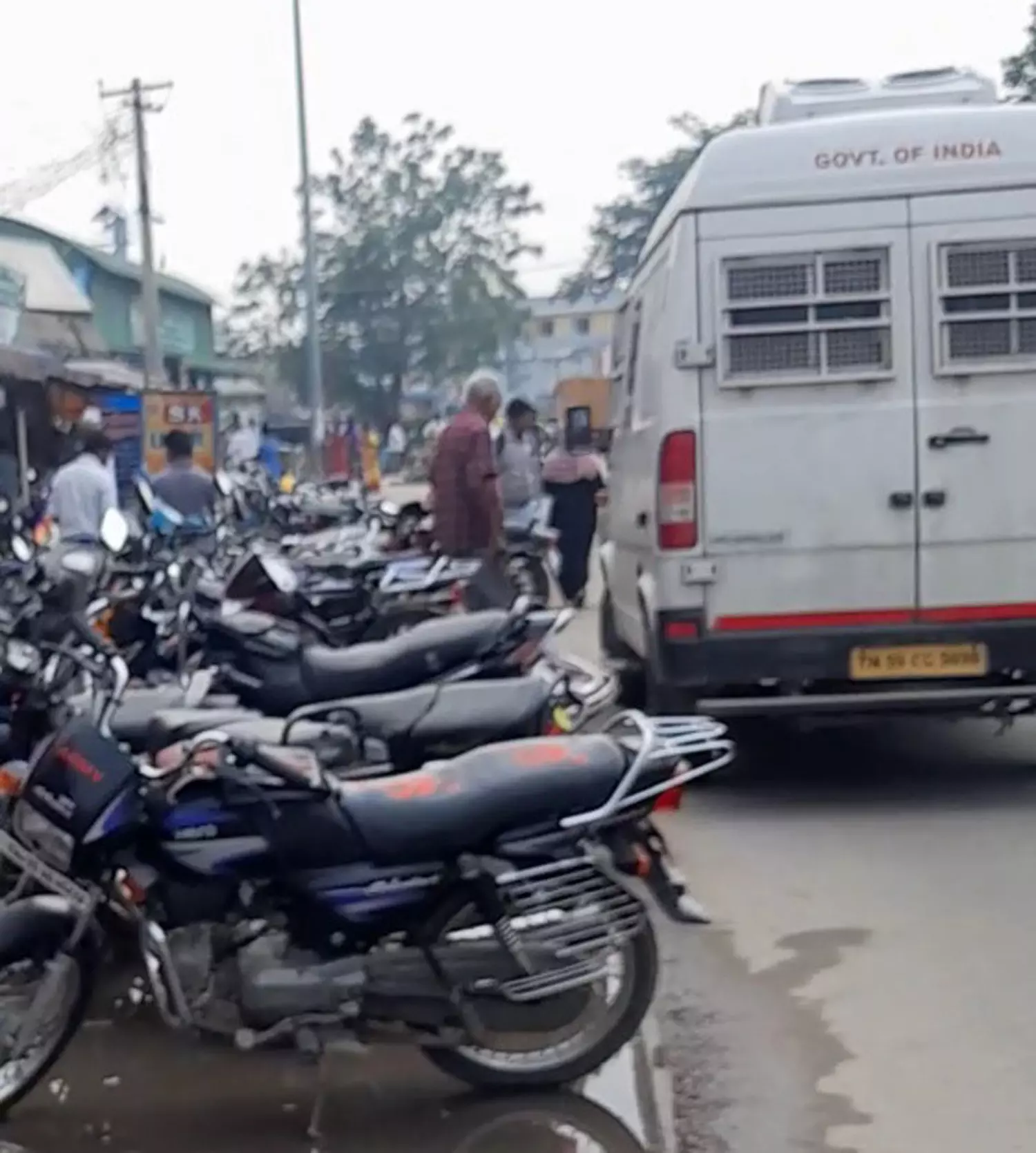 வாகனங்களால் சாலை ஆக்கிரமிப்பு வாகனங்களால் சாலை ஆக்கிரமிப்பு