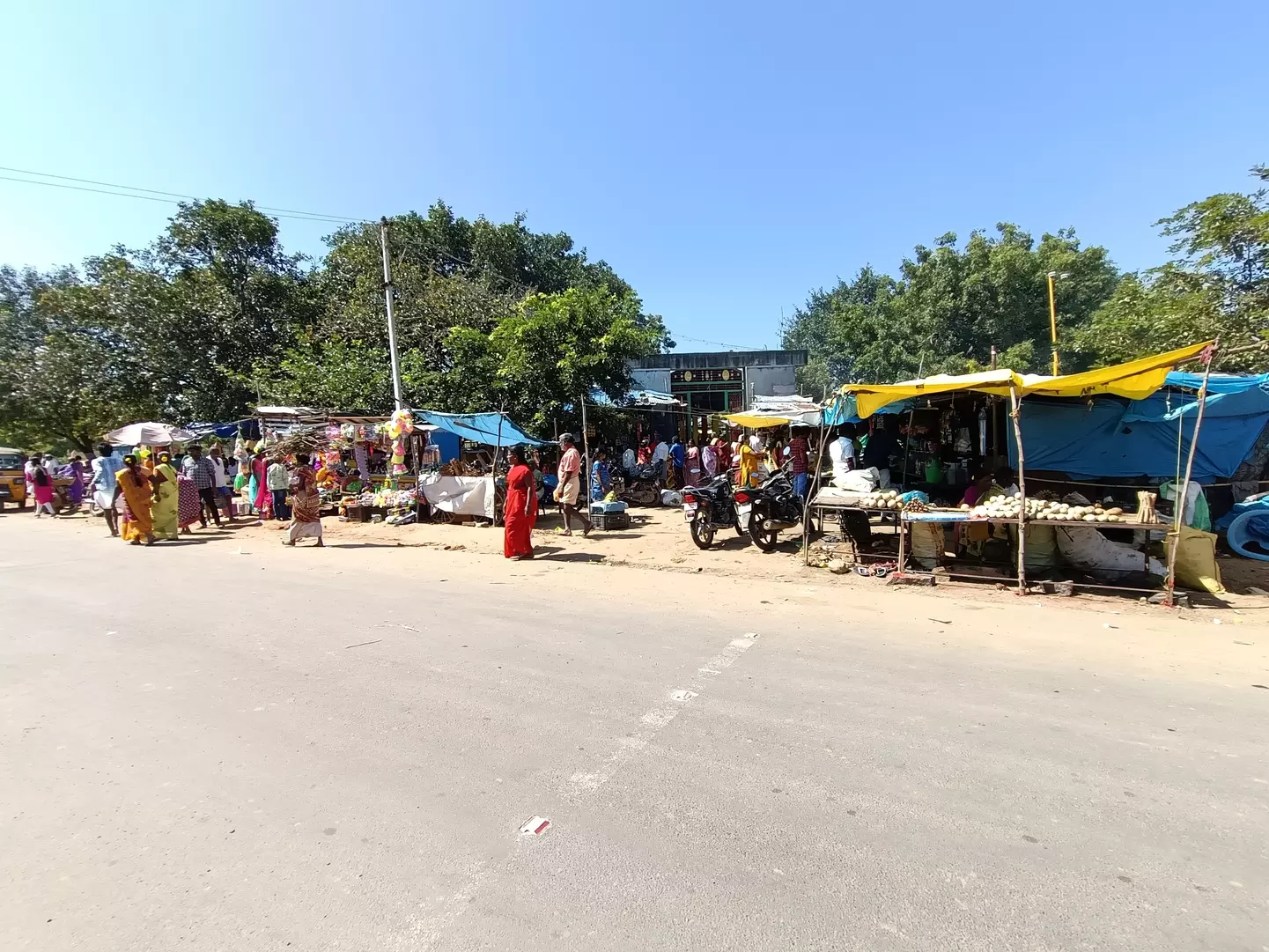 பக்தர்களுக்கு இடையூறு