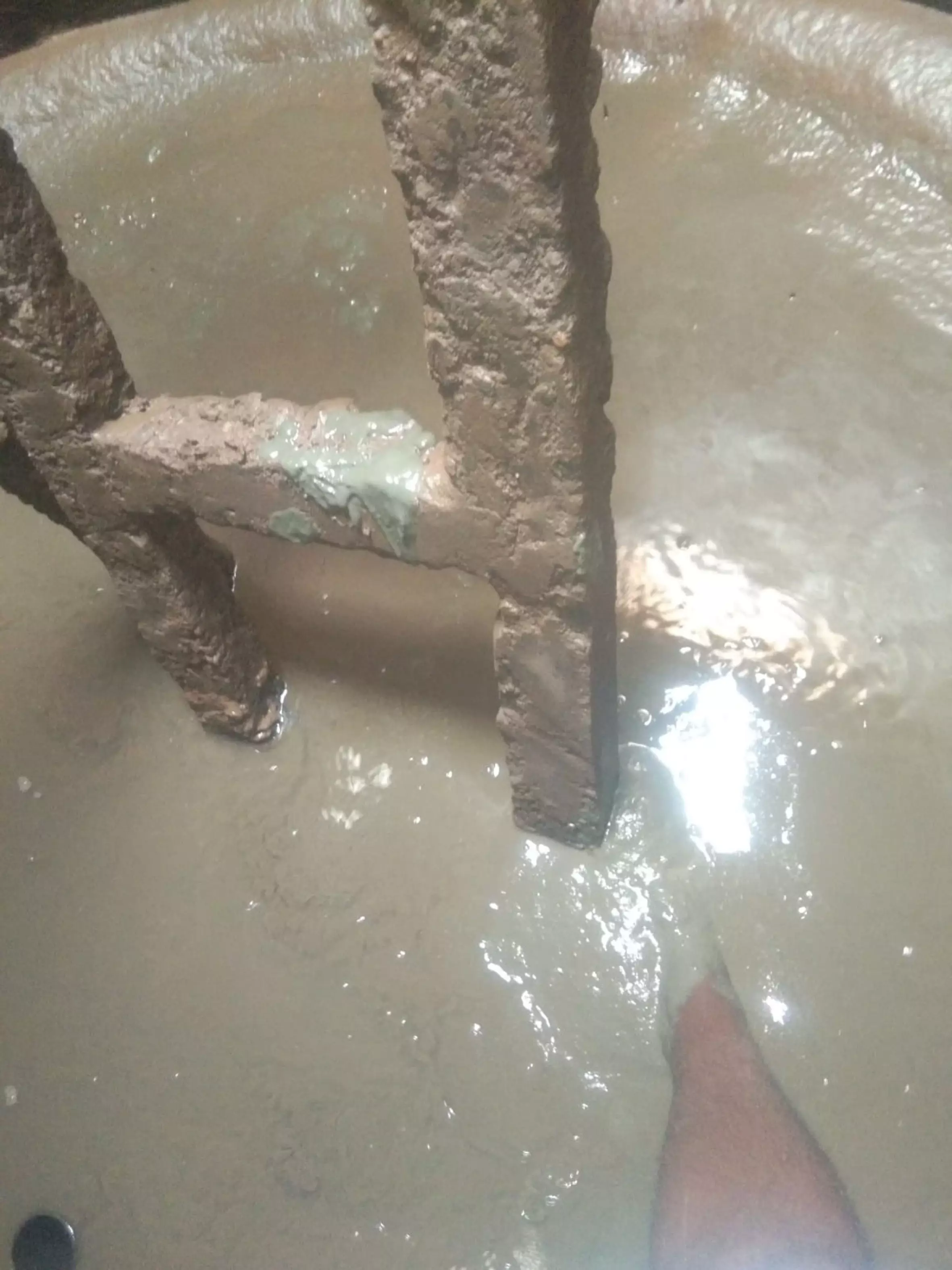 குடிநீர் தொட்டியில் தேங்கிய சகதி குடிநீர் தொட்டியில் தேங்கிய சகதி