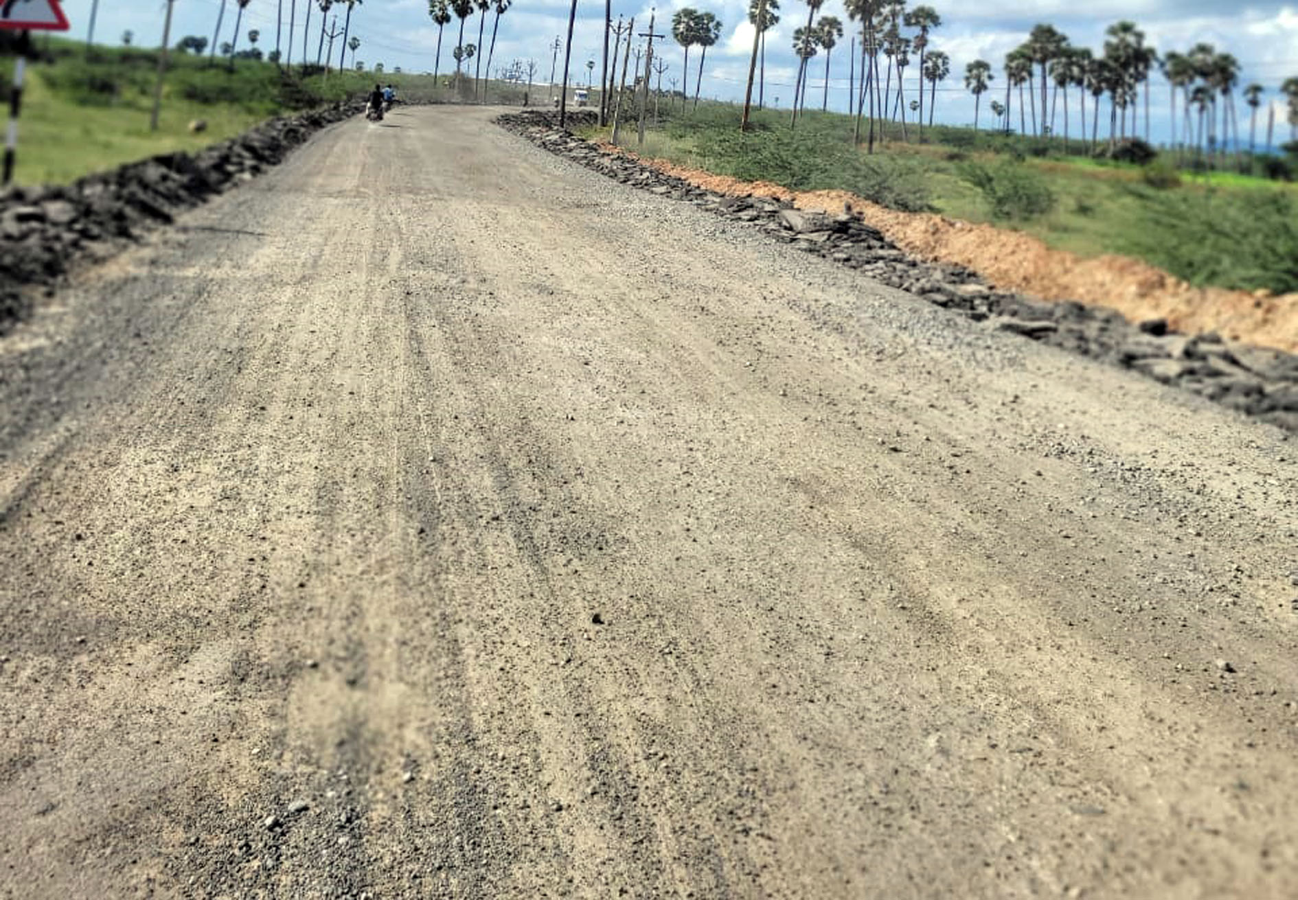 கிடப்பில் போடப்பட்ட சாலை பணி கிடப்பில் போடப்பட்ட சாலை பணி