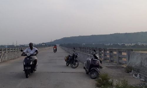 பாலாற்று மேம்பாலத்தில் மின்விளக்கு வசதி பாலாற்று மேம்பாலத்தில் மின்விளக்கு வசதி